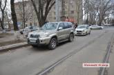 В центре Николаева на трамвайных путях столкнулись Land Cruiser и Ravon