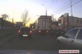 В Николаеве грузовик оторвал припаркованной легковушке зеркало и скрылся. ВИДЕО