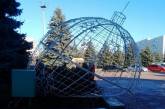 В Южноукраинске пьяный парень сломал огромный елочный шар. ВИДЕО