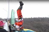 В Запорожье с моста прыгнули 15 Дедов Морозов 