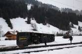 В Швейцарии ураган сорвал с рельсов пассажирский поезд. ВИДЕО