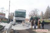 Трасса «Николаев-Киев» заблокирована — КамАЗ рассыпал удобрение