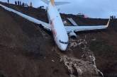 Самолет с пассажирами скатился с обрыва в Турции. ВИДЕО