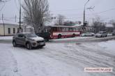 Из-за гололеда троллейбусы в Николаеве «спасают» военные. ВИДЕО