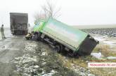 Под Николаевом из-за гололеда перевернулись два грузовика