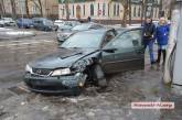 В центре Николаева столкнулись два «Опеля» — один врезался в столб