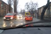 Сильный ливень затопил Одессу, автомобили "плавают" по дорогам. ВИДЕО