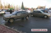 На парковке возле Николаевского горсовета столкнулись ВАЗ и «Ланос»