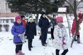 Николаевские школьники обустроили в мкрн Намыв кормушки для птиц