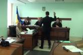 В Киеве судью засыпали мукой прямо во время заседания. ВИДЕО 