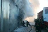 В Николаеве горела пристройка двухэтажного здания с дровами