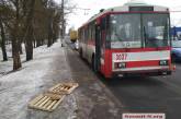 В Николаеве грузовик с хлебом въехал в троллейбус и скрылся с места ДТП, потеряв "будку"