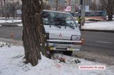 В Николаеве Mitsubishi врезался в дерево — пострадал участник АТО 