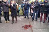 В Запорожье радикалы закидали печенью митинг  "Полка победы"