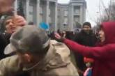 На акции возле Десятинного монастыря подрались два радикала. ВИДЕО