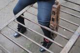 В Николаеве спасатели помогли девочке, ногу которой зажало в металлической решетке