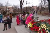 Сегодня почтить память Тараса Шевченко у памятника поэту собрались и взрослые, и совсем юные николаевцы