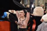 Активистка Femen разделась для Порошенко на Венском балу