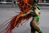 На карнавале в Бразилии с танцовщицы слетели трусы. ВИДЕО