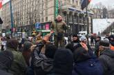 В сети появилось видео жесткого погрома здания "Сбербанка" в Киеве радикалами