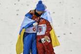 Украинский чемпион обнял российского спортсмена и обернул его украинским флагом