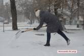 Снегопад в Николаеве: на дороги высыпали 85 тонн соли, выдали 600 лопат 