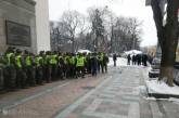 Под Радой столкновения: полицейских забрасывают камнями (видео) 