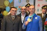 В аэропорту Борисполь николаевского чемпиона Абраменко встретил зампред облсовета