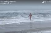 В Одессе голый мужчина искупался в ледяном штормящем море. ВИДЕО
