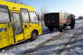 На Николаевщине из снежных заносов спасатели достали школьный автобус и УАЗ