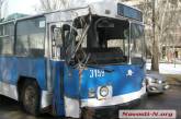 В центре Николаева троллейбус врезался в столб. ВИДЕО