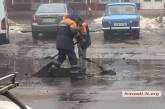 «Ямочный ремонт» по-николаевски: асфальт бросают прямо в лужи. Видео