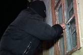 На Николаевщине двое молодчиков ворвались в дом пенсионерки, избили ее и ограбили