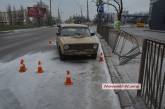 В центре Николаева автомобиль врезался в ограждение автозаправки