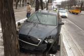 В Николаеве из-за гололеда "Шкода" врезалась в дерево