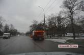 Гололед в Николаеве заметно усилился - специальная техника начала посыпать улицы