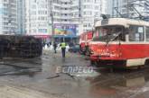 В Киеве трамвай сошел с рельсов после столкновения с грузовиком