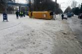 В Запорожье перевернулась маршрутка с пассажирами: 2 человека пострадали