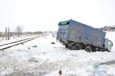 В Луганской области грузовик выехал на железнодорожные пути и столкнулся с локомотивом