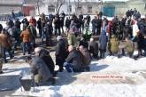 В Николаеве горожане стали на колени перед гробом с летчиком Волошиным. ВИДЕО