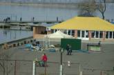 Потеплело: в яхт-клубе начали устанавливать пивные палатки