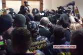 В ОГА началась толкотня: «азовцы» прорвались на сессию Николаевского облсовета. ВИДЕО