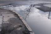 В центре Николаева пятый месяц по дорогам течет «река» из канализации