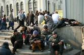 В Николаеве бездомные дерутся за право рыться в мусорных баках