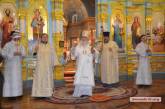 В православных храмах Николаева началась всенощная: верующие стоят с корзинками и свечами