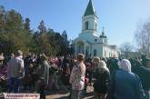 В николаевской церкви Святого духа сотни горожан освящают пасхальные куличи
