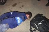 В Киеве пьяный мужчина громил АЗС и бился головой об асфальт. ВИДЕО