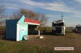 Под Южноукраинском фура снесла электроопору и въехала в автобусную остановку
