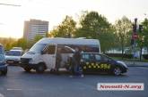 В центре Николаева столкнулись такси и микроавтобус 