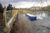 В Черниговской области фура сбила велосипедистку и вылетела с моста в реку: 2 погибших